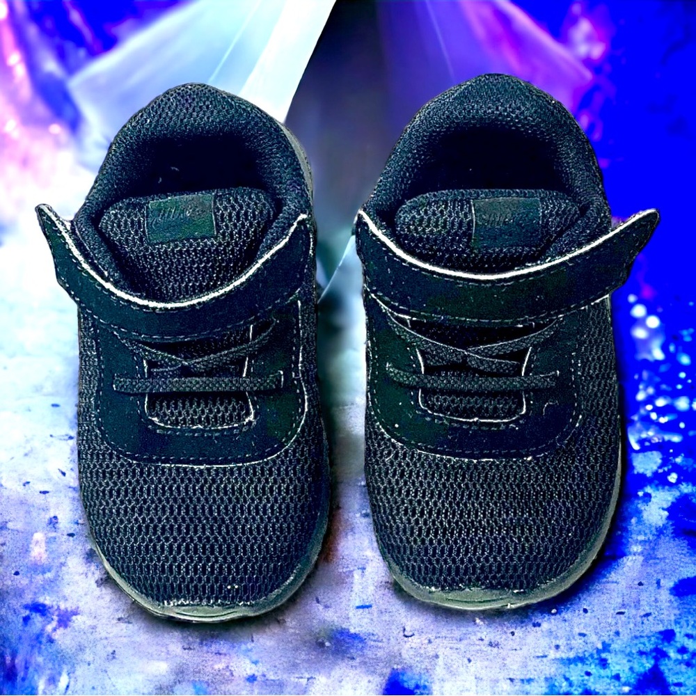 NIKE SUPER CUTE INFANT SNEAKERS size 7C